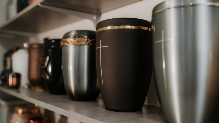 Nasz asortyment urn pogrzebowych – drewnianych, metalowych